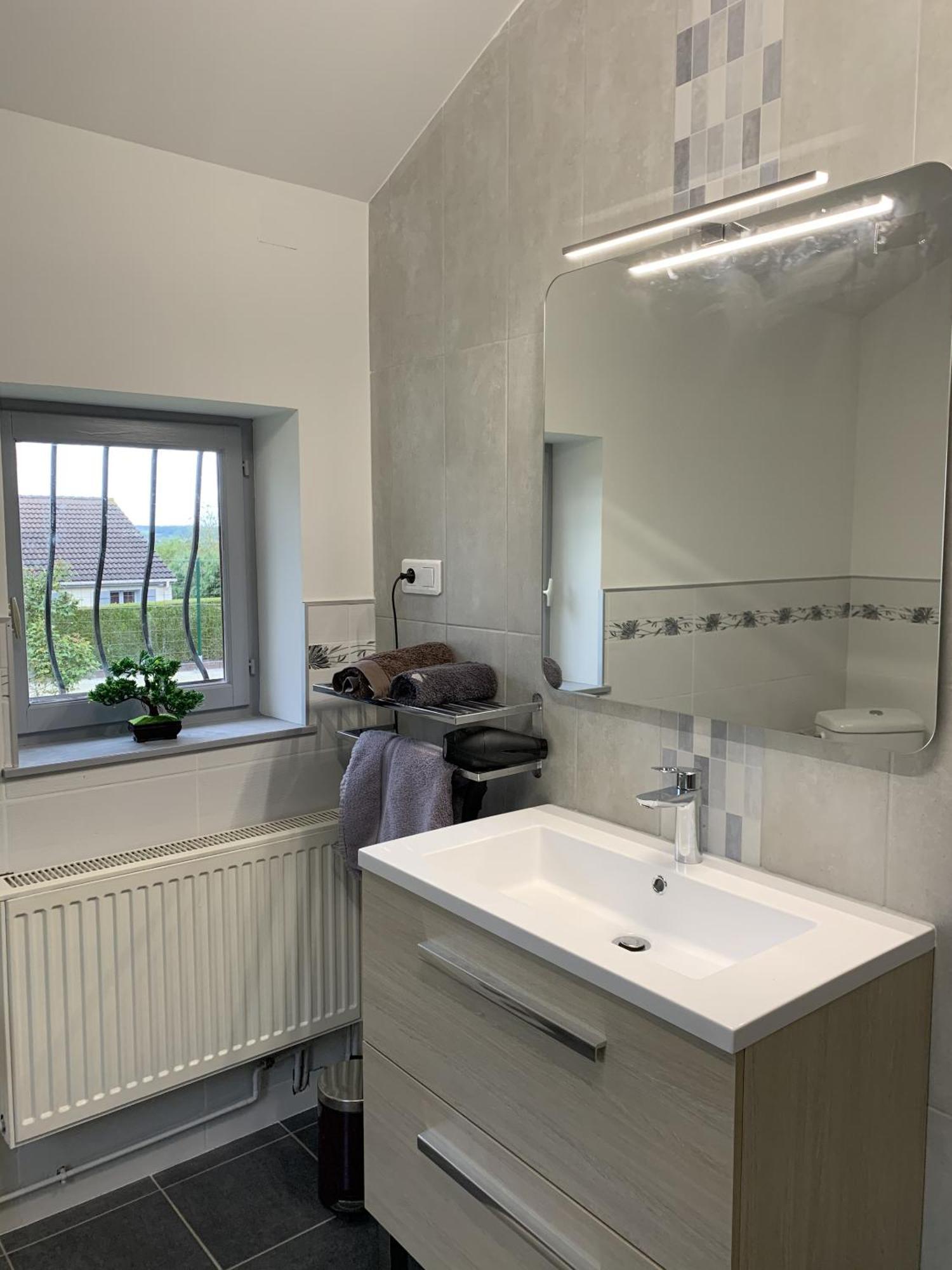 Maison Piscine Et Jacuzzi Saint-Germain-des-Fosses Номер фото