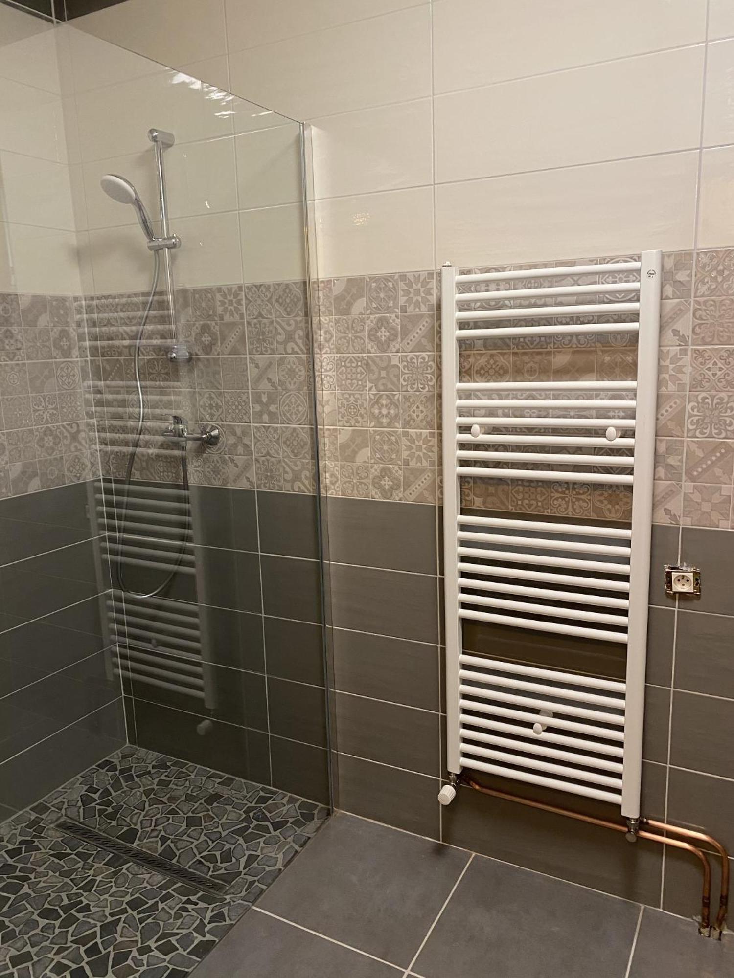 Maison Piscine Et Jacuzzi Saint-Germain-des-Fosses Номер фото